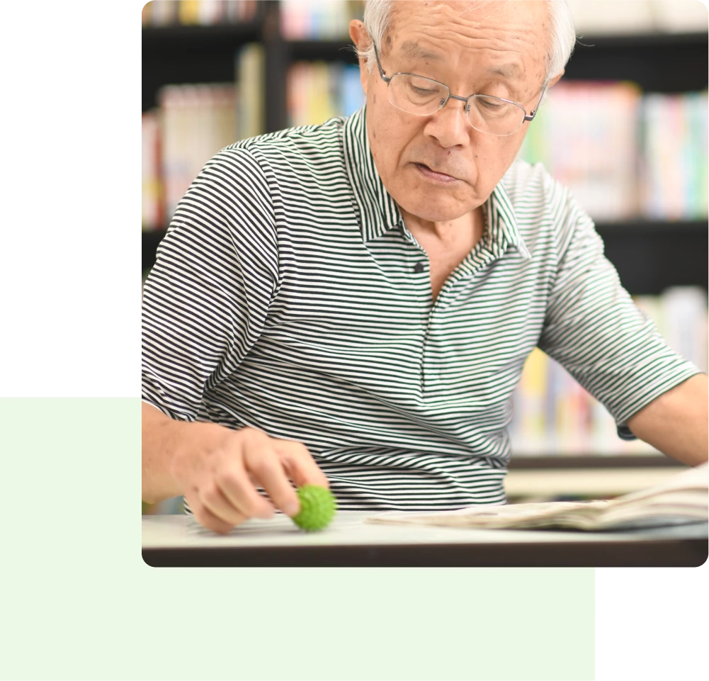 ゴーヤボールを使うシニア